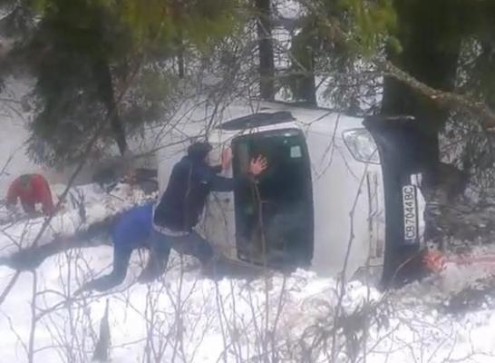 La un pas de tragedie! Doi tineri și fetița lor de 7 ani au căzut cu mașina într-o râpă adâncă de 15 metri, la Peștera (Video)