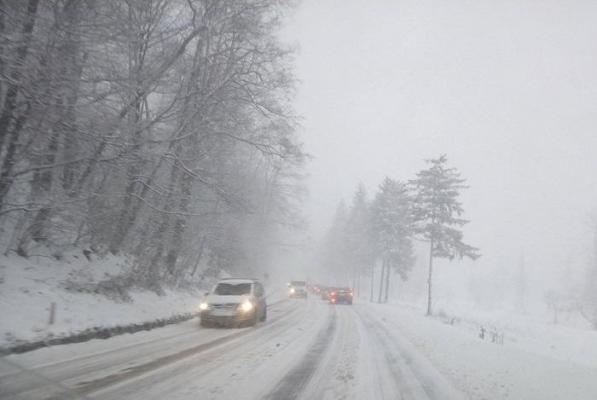 Paisprezece judeţe au primit avertizare cod galben de ninsori şi viscol. Fenomene meteo dure şi în restul ţării