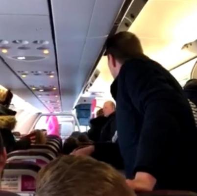 Români blocaţi pe aeroportul Luton, în Londra, din cauza vremii severe. Oamenii așteaptă de dimineață să ajungă la Cluj-Napoca
