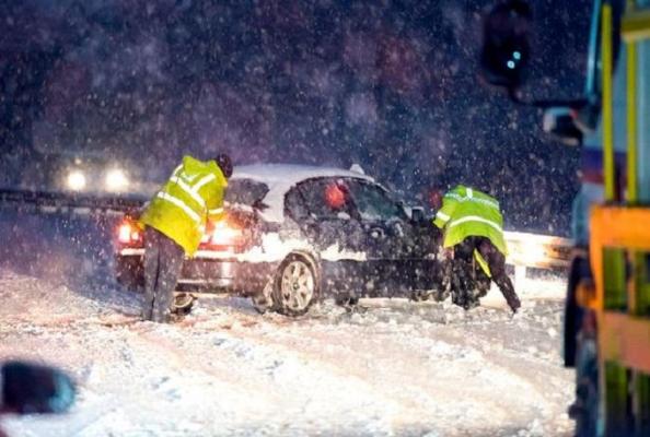 HAOS în vestul Europei! Zeci de drumuri blocate, zboruri anulate, mii de școli închise, după valul de ninsori și frig din Anglia, Franța și Belgia