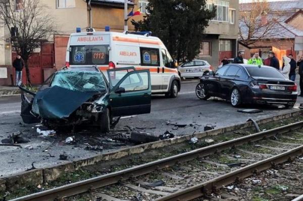 Accident cu trei maşini şi un tramvai, la Oradea! Părți din autoturisme au sărit pe o rază de 10 metri. Trei persoane au ajuns la spital (Foto)