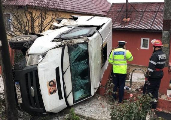 Impact violent între un autoturism şi o maşină de transport valori, la Cluj. Autospeciala a fost proiectată în curtea unei case