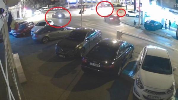 Accident groaznic la Constanţa, după ce o şoferiţă a fost cuprinsă de confuzie, la semafor. În urma impactului, un pasager a zburat din maşină (Video)