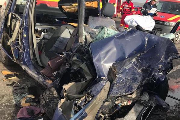 Accident cumplit în Mureș! Doi oameni au murit şi alți doi sunt în stare gravă, după ce două mașini s-au ciocnit frontal. Intervin echipele de descarcerare