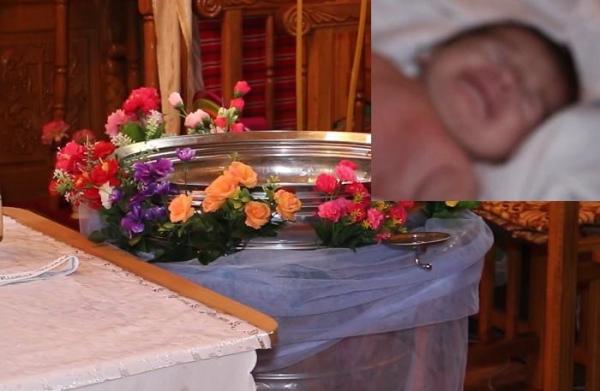 Emoționant! Nicholas, băiețelul de doar o lună abandonat de mamă în curtea spitalului din Buzău, a fost botezat (Video)
