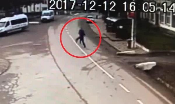 Momentul în care un tânăr poliţist din Iaşi a fost bătut în plină stradă a fost filmat de camerele de supraveghere