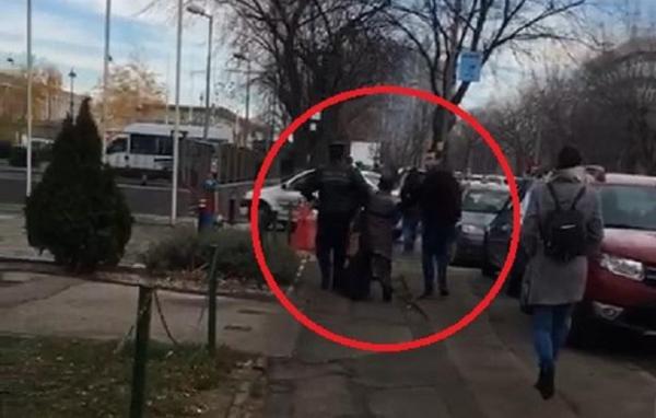 Primele imagini cu femeia care a ameninţat cu moartea o persoană la metrou. A fost luată pe sus de poliţişti în apropierea staţiei Pipera (Video)