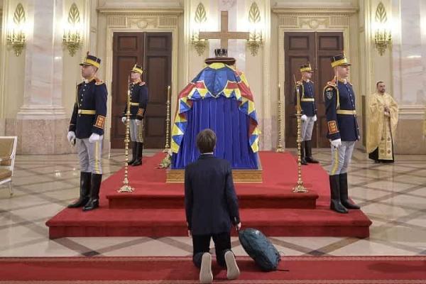 Familiile Regale şi delegaţiile străine care participă la înmormântarea Regelui Mihai