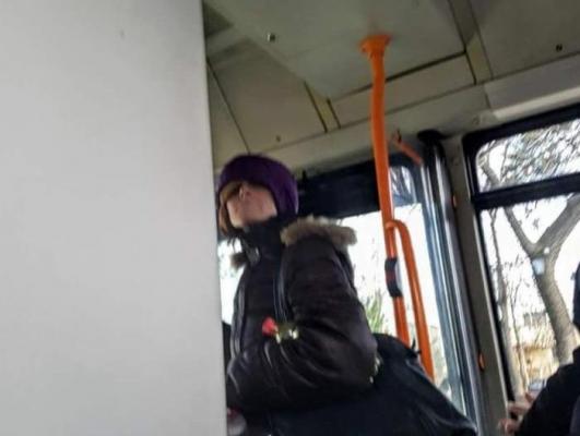 Anchetatorii au aflat motivul pentru care o adolescentă din Ploieşti a fost ameninţată cu un cuţit, în autobuz, de o femeie