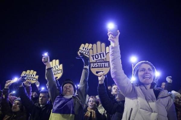 Noi proteste antiguvernamentale vor avea loc duminică seara în Bucureşti şi în ţară