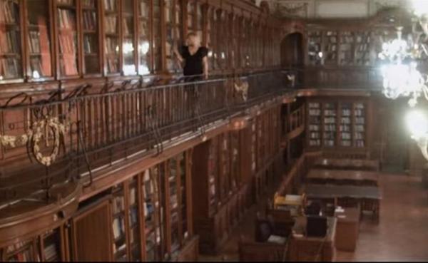 Scandal la Universitatea "Carol Davila”, după ce manelista Carmen Şerban a filmat un videoclip în biblioteca instituţiei (Video)