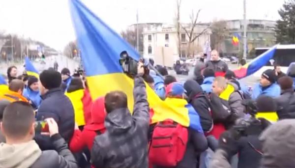Îmbrânceli în Piaţa Victoriei, unde ar urma să aibă loc Târgul de Crăciun. Protestatarii, luaţi pe sus de jandarmi (Video)