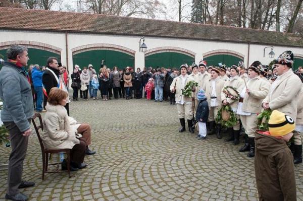 Familia regală va petrece Crăciunul şi Anul Nou la Castelul Regal Săvârşin. Singurii colindători primiți vor fi preferații regelui Mihai, Dubaşii din Săvârşin