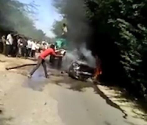 Imagini șocante! Un bărbat și-a ucis cele două soții, blocându-le într-o mașină căreia i-a dat foc. Trei copii au rămas orfani de mamă
