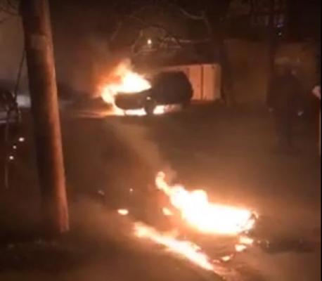 Maşină distrusă de foc, la Galaţi! Poliţiştii iau în calcul varianta incendierii