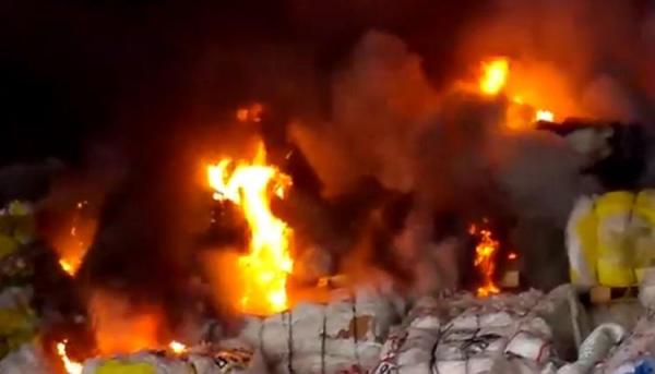 Incendiu uriaş în zona industrială a Vasluiului! Ard tone de deşeuri, intervin zeci de pompieri şi buldozere (Video)