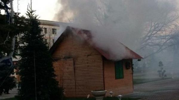 A luat foc căsuţa lui Moş Crăciun din Medgidia, unde copiii era aşteptaţi să-şi primească darurile (Video)