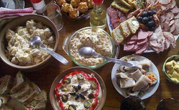 Un tânăr din Argeş şi-a bătut iubita până i-a rupt splina, pentru că nu i-ar fi făcut mâncare bună de Crăciun. Tânăra e în stare gravă, la spital