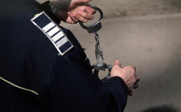 Un nou caz de violență față de polițiști. Tatăl unui șofer, prins în trafic după o urmărire ca un filme, a agresat un om al legii în momentul în care a fost reținut