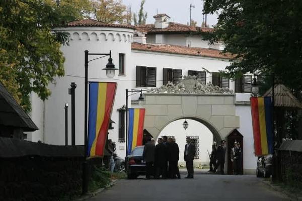 Premierul Tudose: Casa Regală nu poate primi Palatul Elisabeta, doar să îl închirieze