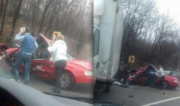 Accident la Milcoiu. O persoană e încarcerată într-o maşină care a fost strivită după impactul cu o dubă şi un alt autoturism