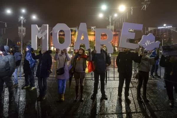 Nou protest antiguvernamental în Piața Victoriei. Sute de oameni au cerut demisia șefilor celor două Camere ale Parlamentului