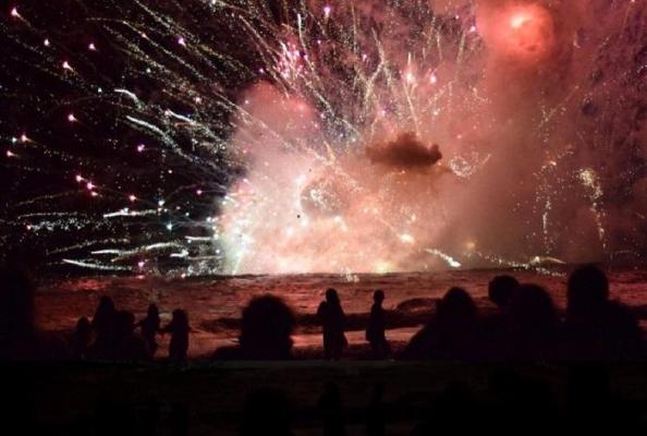 Artificiile de Anul Nou au explodat necontrolat. Sunt mai mulţi răniţi şi peste o mie de oameni au fost evacuaţi (video)