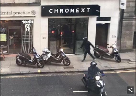 Jaf ca în filme la Londra! Bărbați înarmați cu săbii, macete, cuțite și bare de oțel au atacat un magazin de ceasuri, ziua în amiaza-mare. Totul a fost filmat de martori