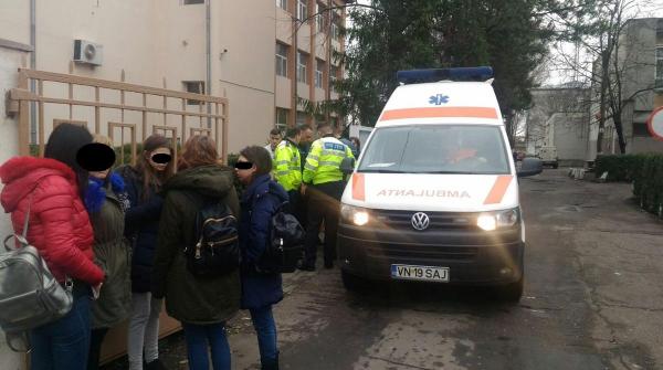 O elevă care a fost lovită pe trecere i-a spus şoferiţei vinovate că nu are nimic, să nu întârzie la şcoală. La ore i s-a făcut rău, a intervenit ambulanţa