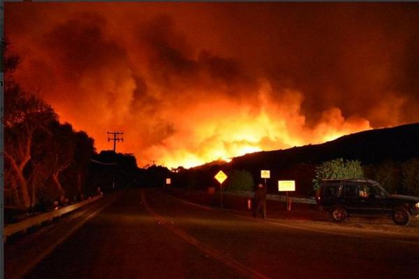 Imagini dramatice! Mii de persoane au fost evacuate în sudul Californiei, în urma unui incendiu de vegetaţie. Pompierii recunosc că nu-l pot controla (Video)