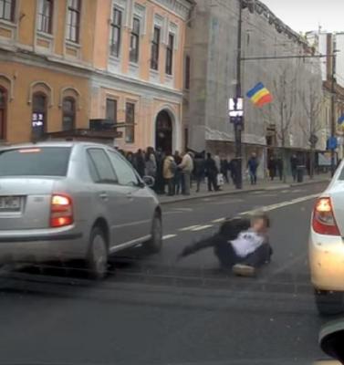 Elev din Cluj, izbit puternic de o maşină, în timp ce traversa strada în fugă. Totul a fost filmat cu o cameră de bord. Video