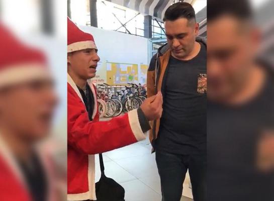 Un copil îmbrăcat în Moș Crăciun a fost bătut de agenții de pază ai unui mall din București (Video)