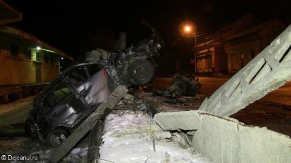 ACCIDENT ŞOCANT în Dej. O maşină condusă de un băiat de 18 ani s-a făcut praf într-un zid şi I-A SĂRIT MOTORUL. Ce s-a întâmplat cu şoferul (VIDEO, FOTO)