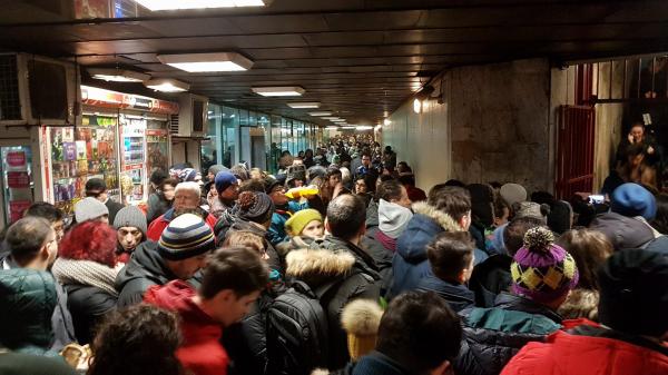 Aglomeraţie infernală la staţia de metrou Piaţa Victoriei. Oamenii continuă să se îndrepte către Guvern (VIDEO)