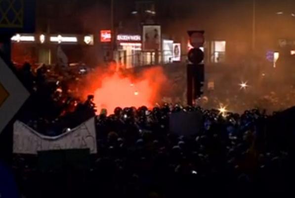 VIOLENŢE la protestul din Piaţa Victoriei din Capitală: Jandarmii au intervenit cu gaze lacrimogene şi cu bâtele din dotare. 20 de persoane au fost reţinute (FOTO)