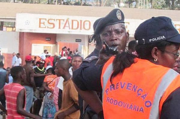 TRAGEDIE pe stadionul de fotbal. 17 persoane au murit încercând să intre la un meci de fotbal din Angola