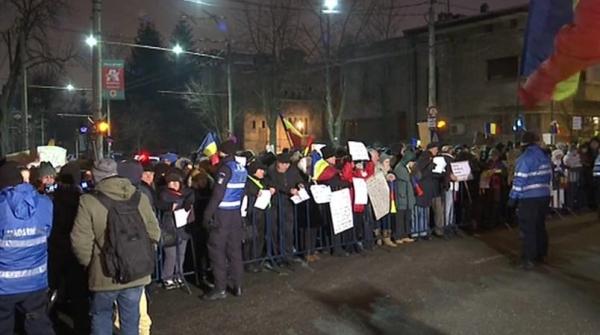 Protestatarii s-au strâns din nou la Cotroceni, pentru a şaptea zi consecutiv, să ceară demisia preşedintelui Iohannis