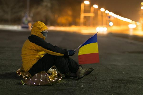 Mesajul CUTREMURĂTOR al tânărului care a petrecut 12 ore în faţa Guvernului, în ger! Gestul său i-a adus aprecierile a mii de oameni