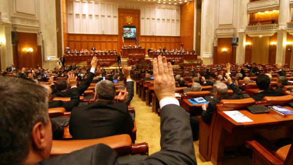 Parlamentul a dat aviz favorabil solicitării președintelui privind inițierea referendumului național referitor la continuarea luptei anticorupție