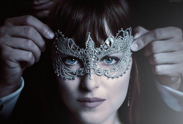 Efectele jenante ale filmului "Fifty Shades": plouă cu apeluri de urgenţă, cu oameni blocaţi în cătuşe sau legaţi de pat