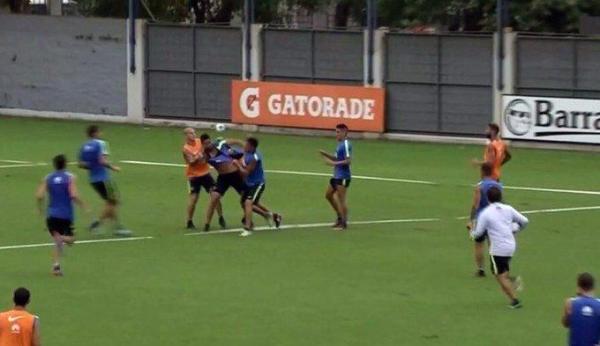 VIDEO Bătaie la antrenamentul uneia dintre cele mai mari echipe din lume. Doi coechipieri şi-au împărţit pumni