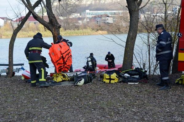 O profesoară din Piatra Neamţ a fost arestată, după ce iubitul ei, cel mai bun elev de la Liceul Teologic, s-a sinucis în noiembrie anul trecut