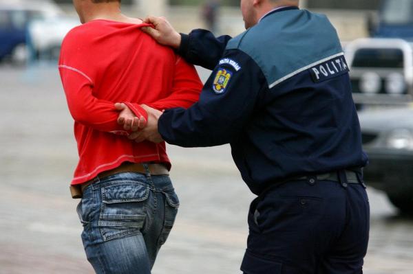 Şi-a prăduit soacra! Bărbat prins de Poliţie, după ce ar fi furat peste 100.000 lei din casa în care locuia împreună cu iubita sa
