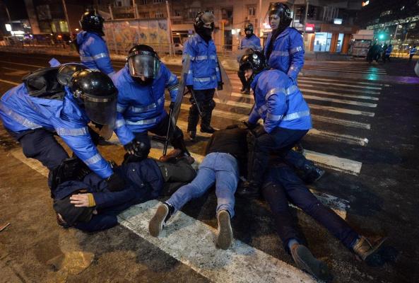Poliţia anunţă că a audiat peste 60 de persoane, după violenţele de la protestele de miercuri seara, din Piaţa Victoriei