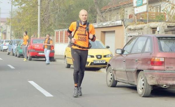 Andrei Roşu, fostul membru al trupei Gaz pe Foc, şi-a mutat biroul în Piaţa Victoriei, pentru a protesta