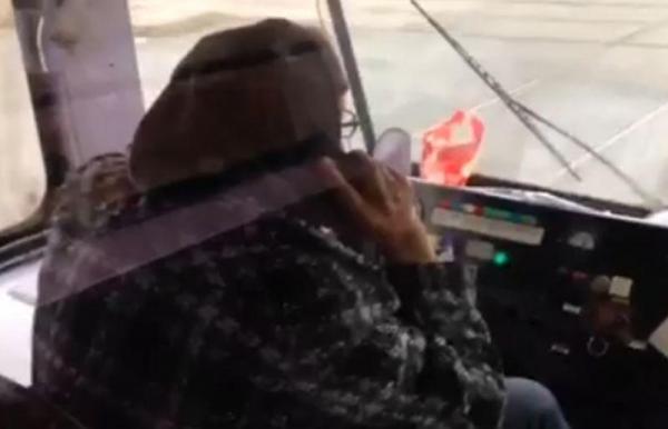 Situaţie incredibilă la Timişoara: O vatmaniță conduce tramvaiul vorbind la telefon și cu țigara în mână (VIDEO)