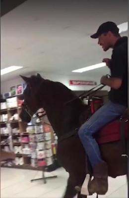 VIDEO. A intrat cu calul în supermarket! Ce au făcut angajaţii magazinului când acest bărbat gonea călare pe cal printre rafturi. Imaginile au devenit VIRALE
