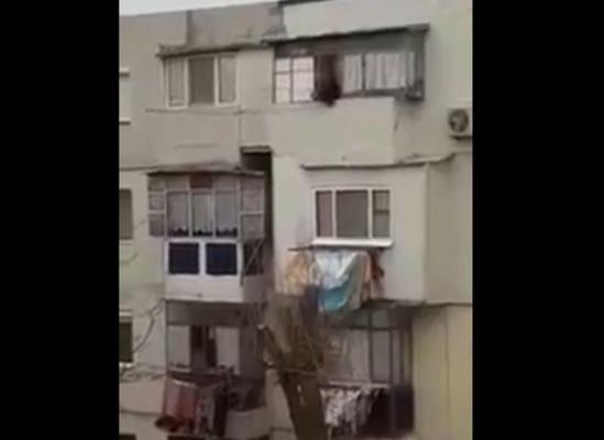 IMAGINI VIRALE Un bărbat din Brăila, surprins în timp ce "pescuieşte" o pereche de pantaloni de la vecinul de bloc (VIDEO)