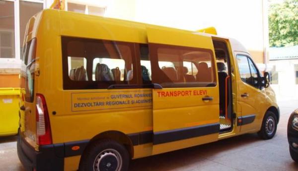 ZECE COPII LA SPITAL, după ce un microbuz şcolar care transporta elevii la şcoală a fost lovit violent de un autoturism
