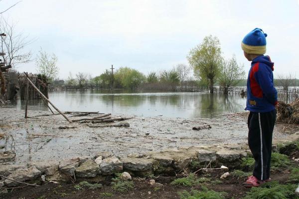 Sute de gospodării din Harghita, INUNDATE. Cursurile la două şcoli au fost suspendate